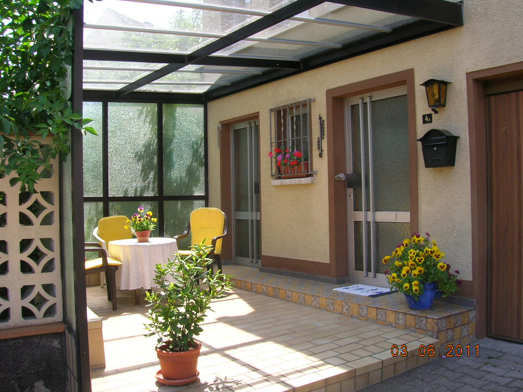 Hinter der Eingangstüre führt direkt eine Treppe in den Wohnbereich im